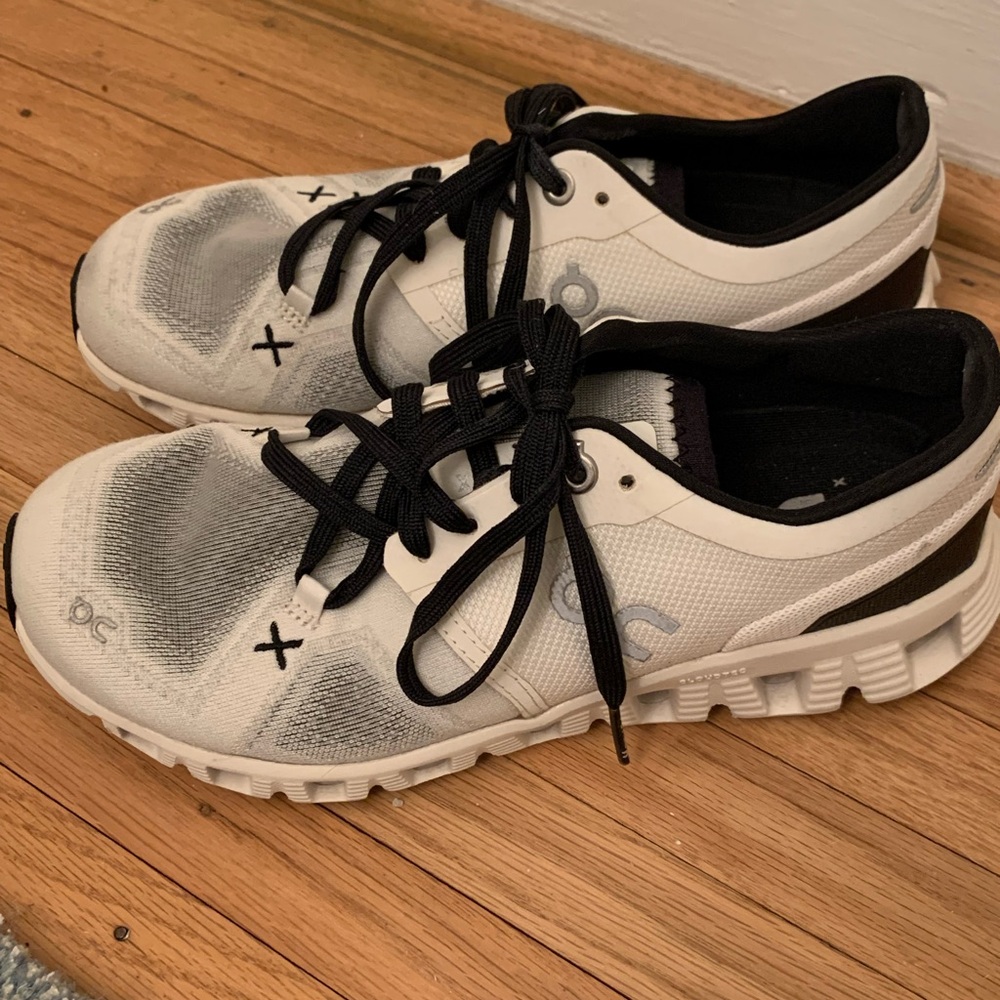 On Running | Black & White Women's Athletic Running Shoes Swiss Cloud X | Size 6 - Picture 7 of 16